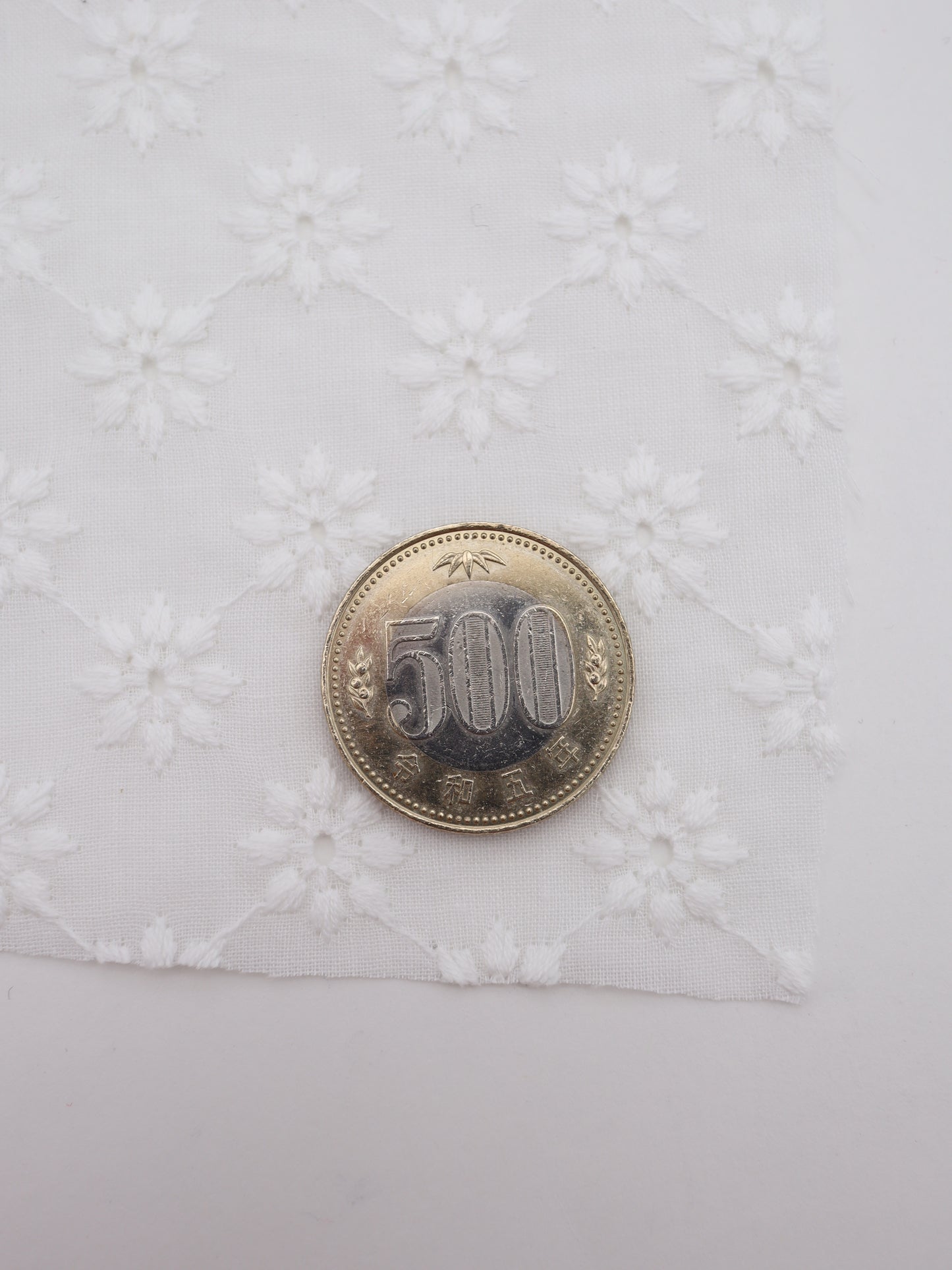 綿100%・幾何学フラワー刺繍ローン生地｜【生地幅】約142センチ 【混率】綿100％｜春夏ブラウス・ワンピ・子供服向け