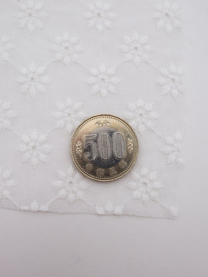 綿100%・幾何学フラワー刺繍ローン生地｜【生地幅】約142センチ 【混率】綿100％｜春夏ブラウス・ワンピ・子供服向け