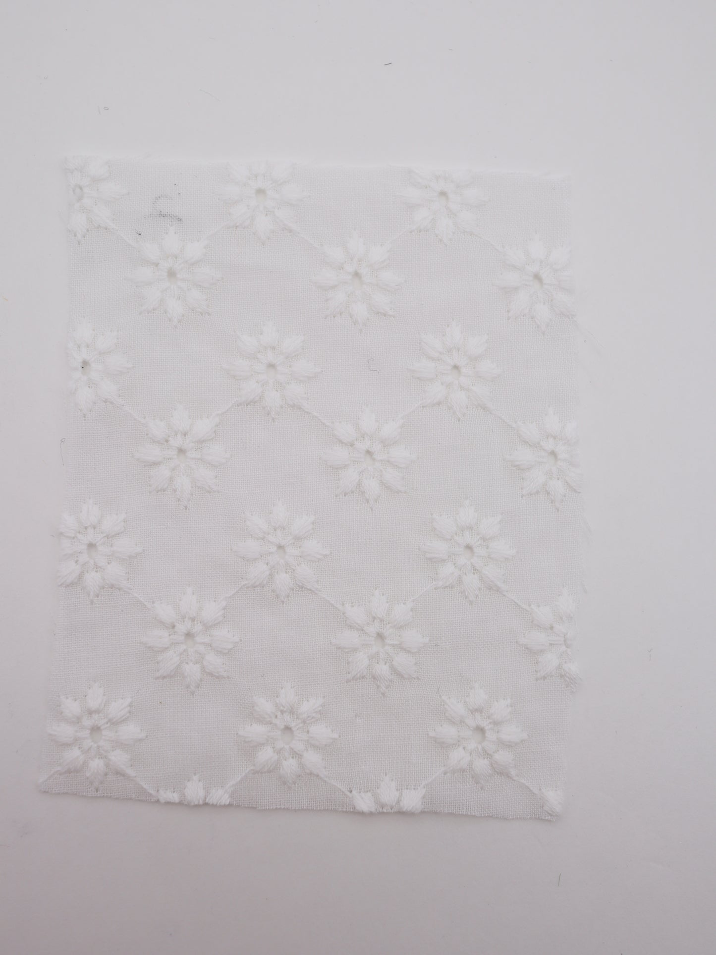 綿100%・幾何学フラワー刺繍ローン生地｜【生地幅】約142センチ 【混率】綿100％｜春夏ブラウス・ワンピ・子供服向け