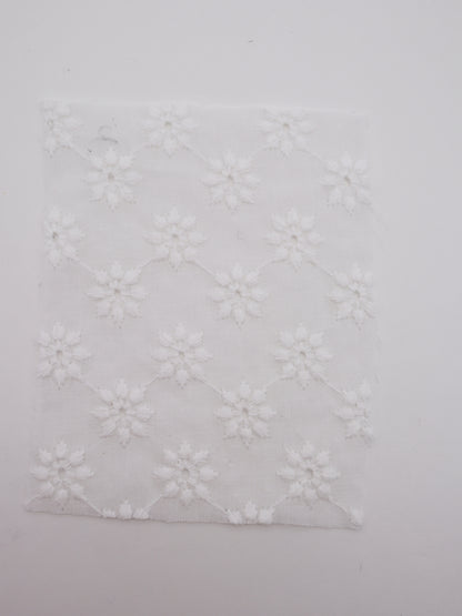 綿100%・幾何学フラワー刺繍ローン生地｜【生地幅】約142センチ 【混率】綿100％｜春夏ブラウス・ワンピ・子供服向け
