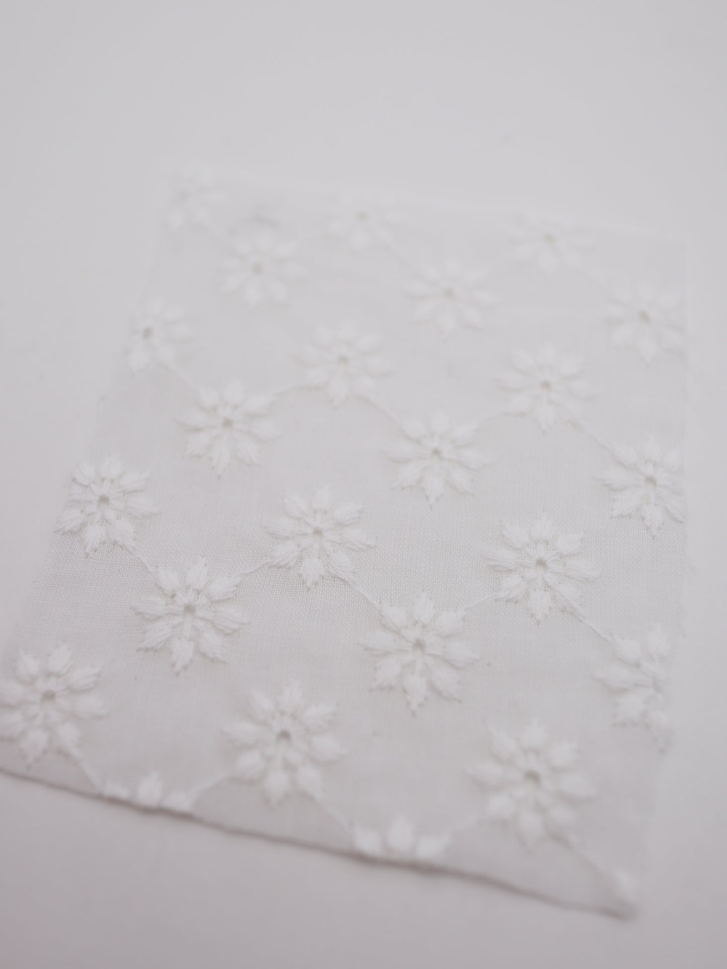 綿100%・幾何学フラワー刺繍ローン生地｜【生地幅】約142センチ 【混率】綿100％｜春夏ブラウス・ワンピ・子供服向け