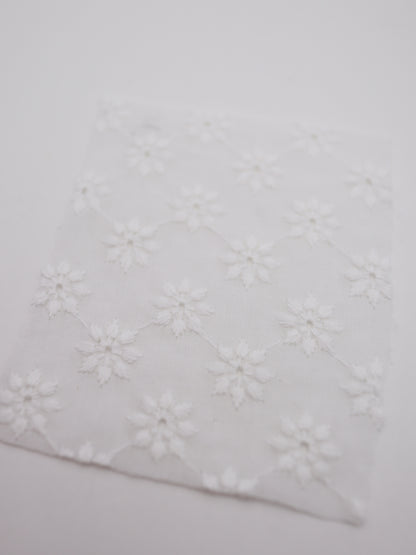 綿100%・幾何学フラワー刺繍ローン生地｜【生地幅】約142センチ 【混率】綿100％｜春夏ブラウス・ワンピ・子供服向け