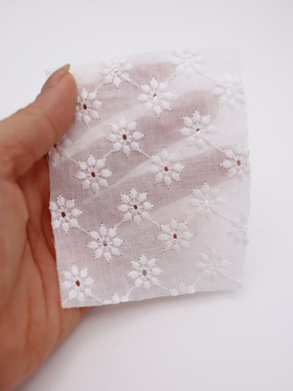 綿100%・幾何学フラワー刺繍ローン生地｜【生地幅】約142センチ 【混率】綿100％｜春夏ブラウス・ワンピ・子供服向け