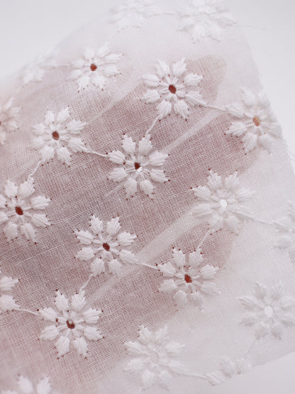 綿100%・幾何学フラワー刺繍ローン生地｜【生地幅】約142センチ 【混率】綿100％｜春夏ブラウス・ワンピ・子供服向け