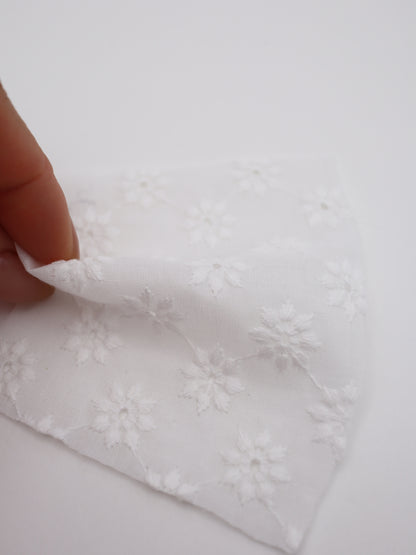 綿100%・幾何学フラワー刺繍ローン生地｜【生地幅】約142センチ 【混率】綿100％｜春夏ブラウス・ワンピ・子供服向け