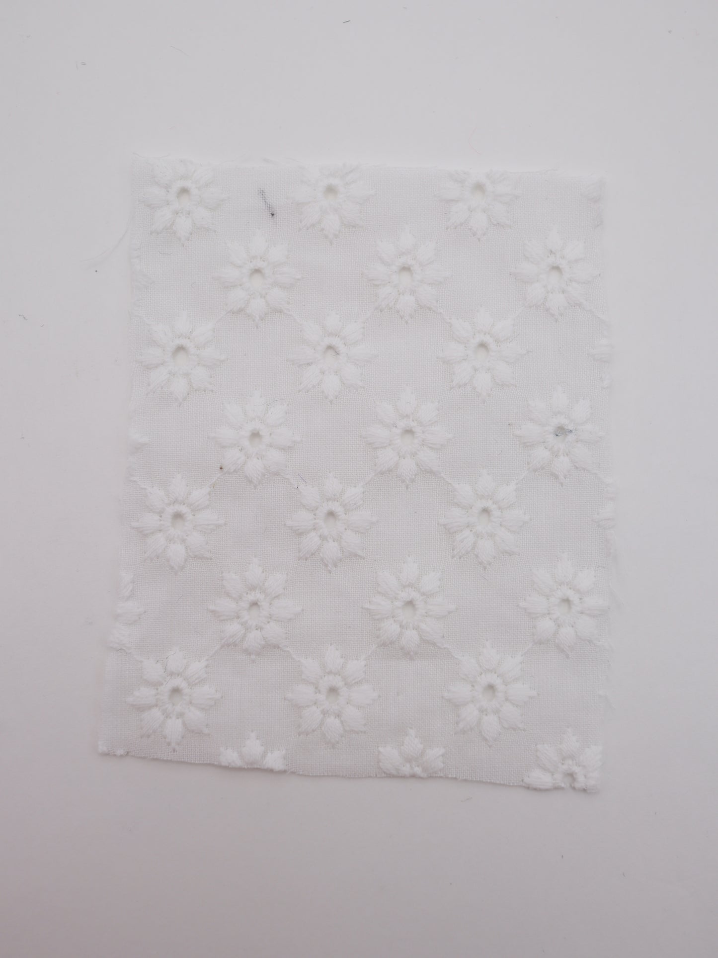 綿100%・幾何学フラワー刺繍ローン生地｜【生地幅】約142センチ 【混率】綿100％｜春夏ブラウス・ワンピ・子供服向け