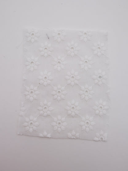 綿100%・幾何学フラワー刺繍ローン生地｜【生地幅】約142センチ 【混率】綿100％｜春夏ブラウス・ワンピ・子供服向け