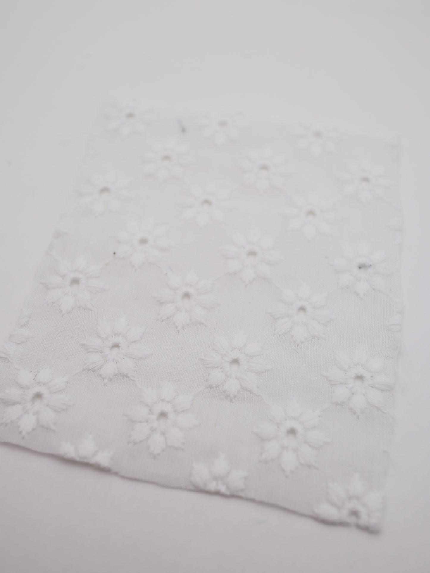 綿100%・幾何学フラワー刺繍ローン生地｜【生地幅】約142センチ 【混率】綿100％｜春夏ブラウス・ワンピ・子供服向け