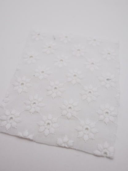綿100%・幾何学フラワー刺繍ローン生地｜【生地幅】約142センチ 【混率】綿100％｜春夏ブラウス・ワンピ・子供服向け