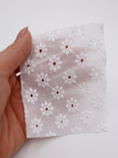 綿100%・幾何学フラワー刺繍ローン生地｜【生地幅】約142センチ 【混率】綿100％｜春夏ブラウス・ワンピ・子供服向け