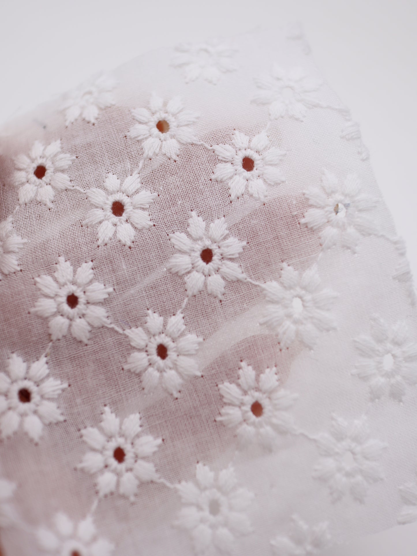 綿100%・幾何学フラワー刺繍ローン生地｜【生地幅】約142センチ 【混率】綿100％｜春夏ブラウス・ワンピ・子供服向け
