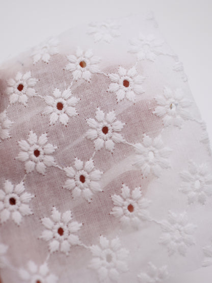綿100%・幾何学フラワー刺繍ローン生地｜【生地幅】約142センチ 【混率】綿100％｜春夏ブラウス・ワンピ・子供服向け