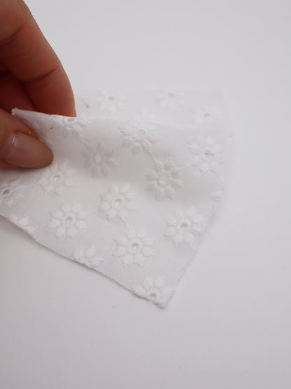 綿100%・幾何学フラワー刺繍ローン生地｜【生地幅】約142センチ 【混率】綿100％｜春夏ブラウス・ワンピ・子供服向け