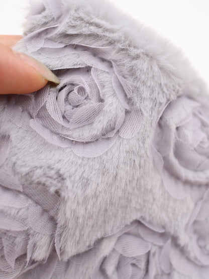ローズモチーフテープ刺繍ショートファー生地｜【生地幅】約137センチ 【混率】ポリエステル100%｜ドッグウェア・KIDSウエア・部分づかい・冬雑貨向け｜26AW-404