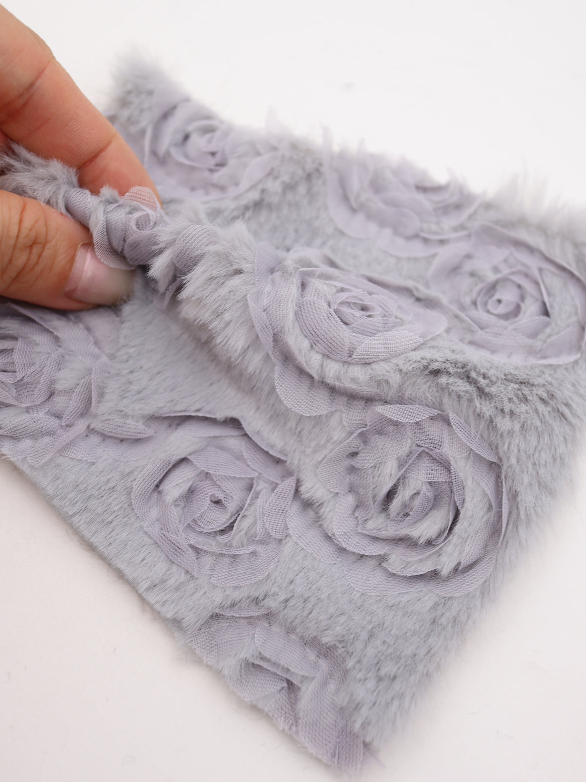 ローズモチーフテープ刺繍ショートファー生地｜【生地幅】約137センチ 【混率】ポリエステル100%｜ドッグウェア・KIDSウエア・部分づかい・冬雑貨向け｜26AW-404