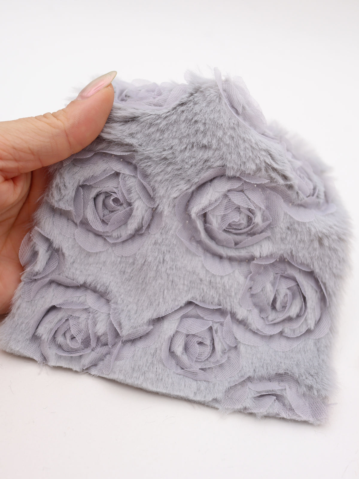 ローズモチーフテープ刺繍ショートファー生地｜【生地幅】約137センチ 【混率】ポリエステル100%｜ドッグウェア・KIDSウエア・部分づかい・冬雑貨向け｜26AW-404