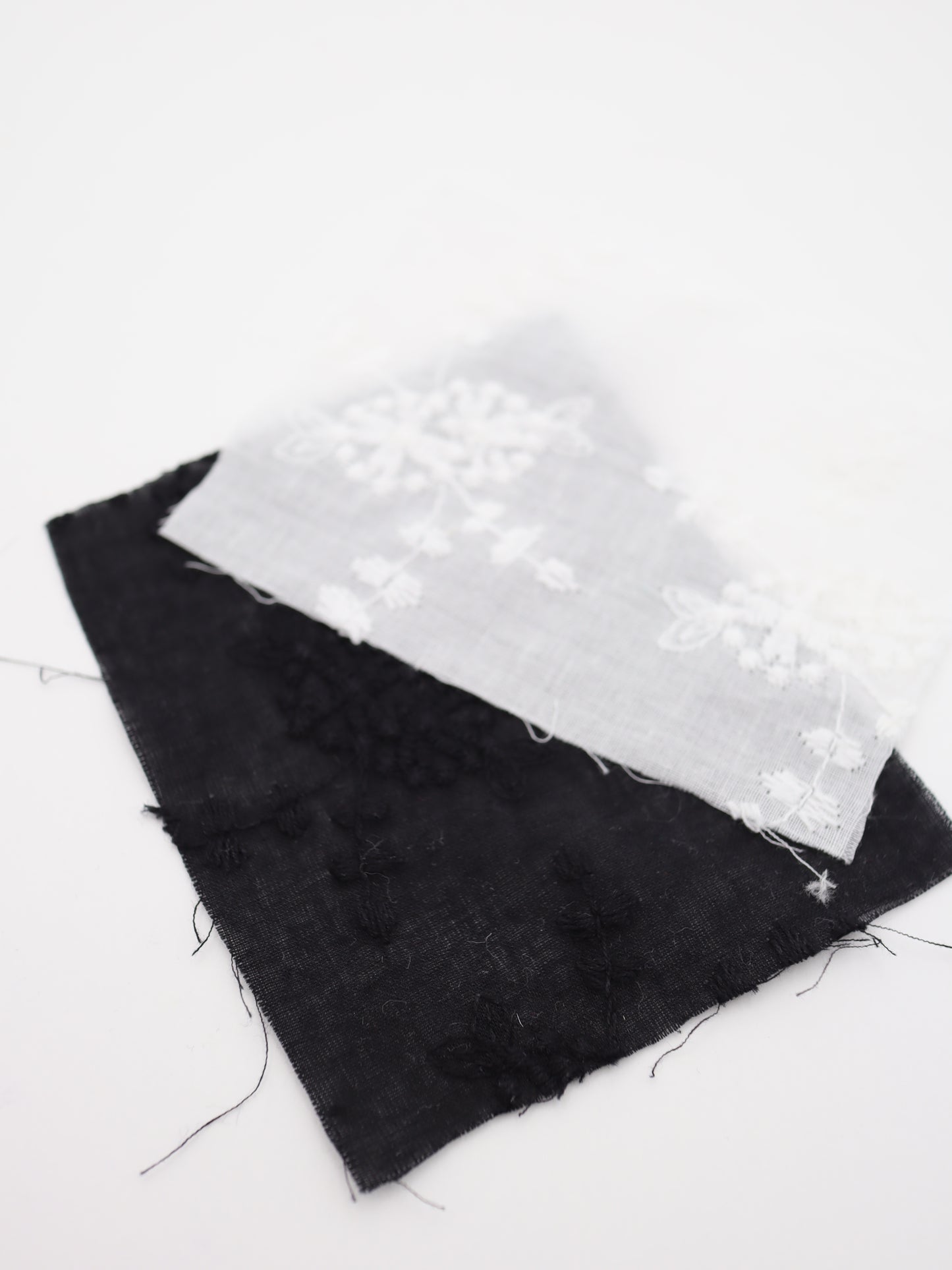 綿100%・草木柄ボタニカル刺繍ローン生地｜【生地幅】約132センチ 【混率】綿100％｜春夏ブラウス・ワンピ・子供服向け