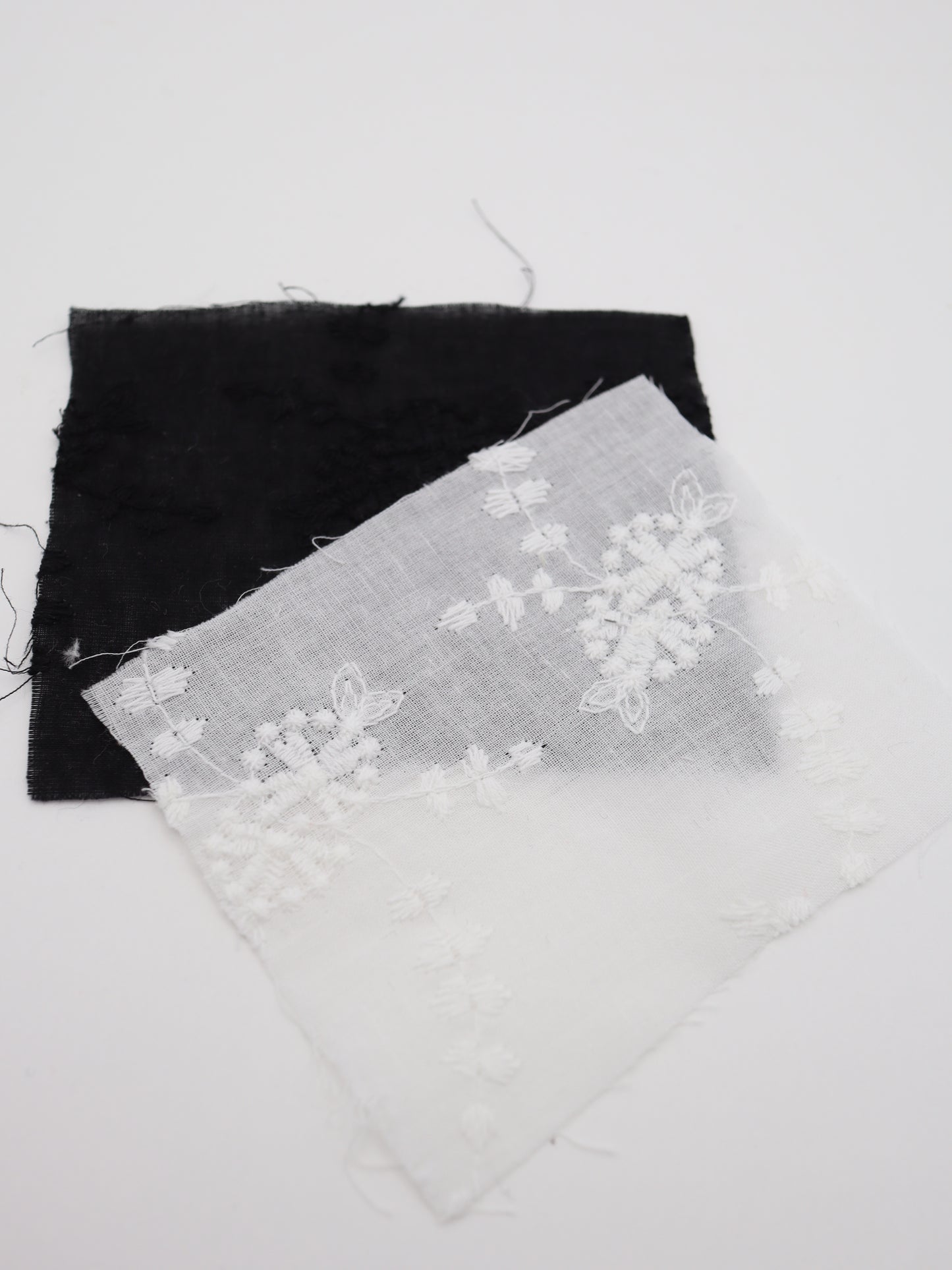 綿100%・草木柄ボタニカル刺繍ローン生地｜【生地幅】約132センチ 【混率】綿100％｜春夏ブラウス・ワンピ・子供服向け