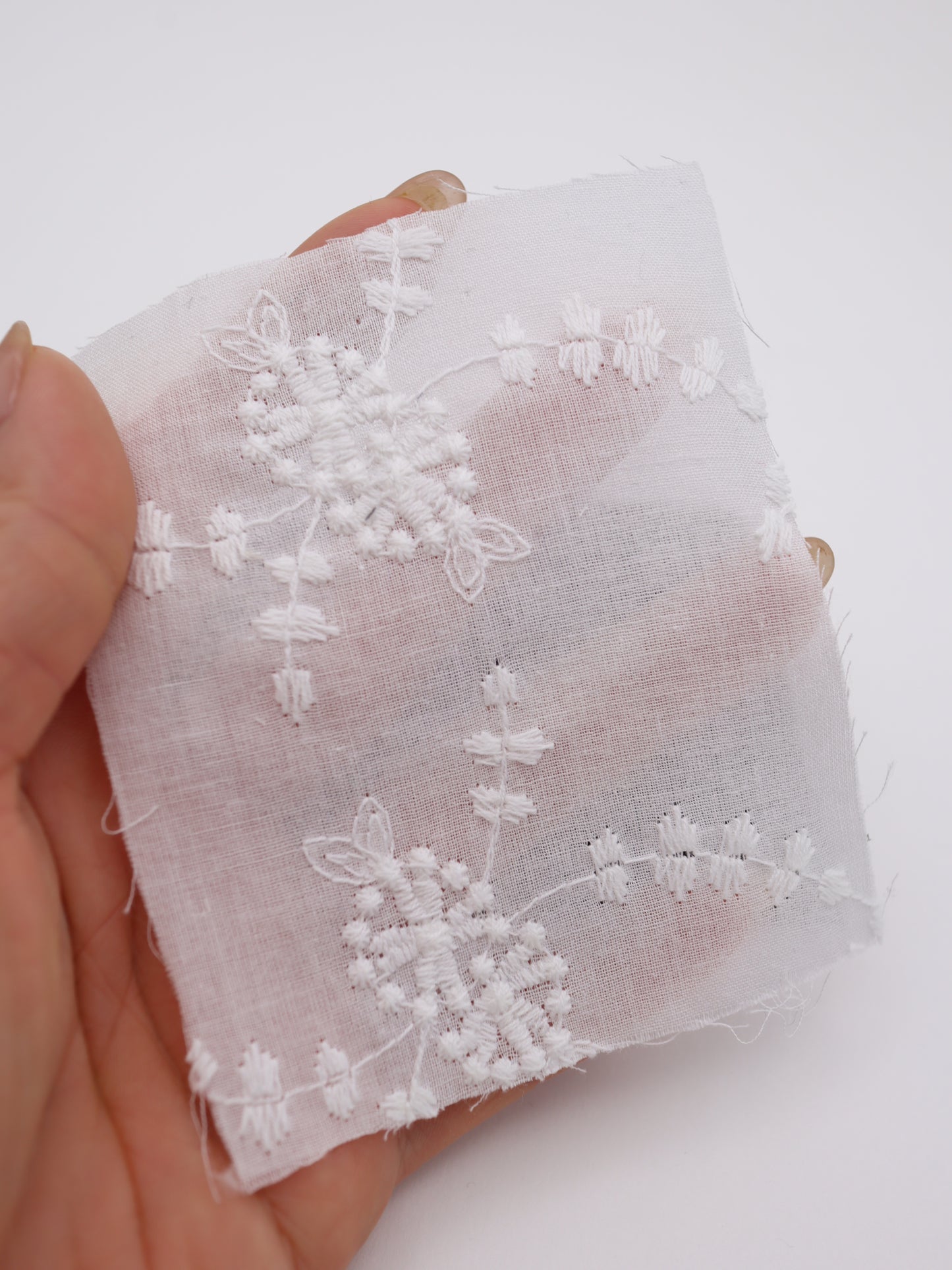 韓国生地　刺繍レース　草木柄
