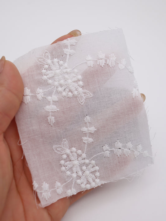 韓国生地　刺繍レース　草木柄
