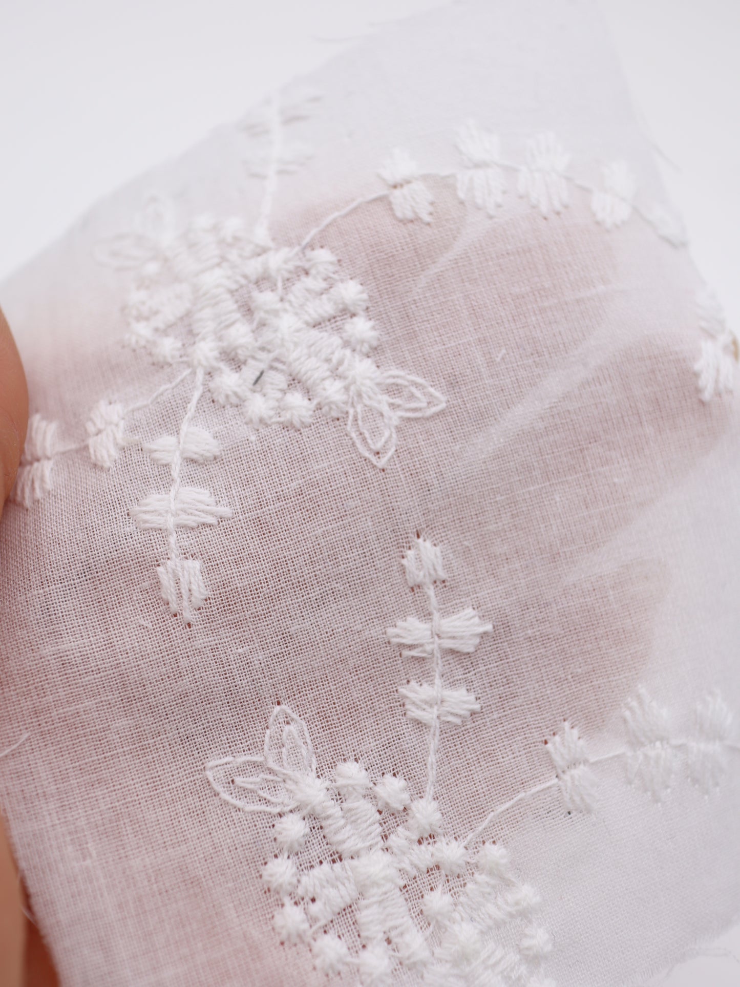 綿100%・草木柄ボタニカル刺繍ローン生地｜【生地幅】約132センチ 【混率】綿100％｜春夏ブラウス・ワンピ・子供服向け