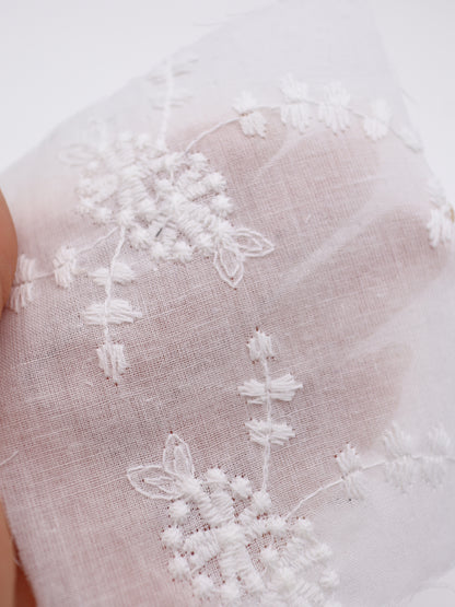 綿100%・草木柄ボタニカル刺繍ローン生地｜【生地幅】約132センチ 【混率】綿100％｜春夏ブラウス・ワンピ・子供服向け