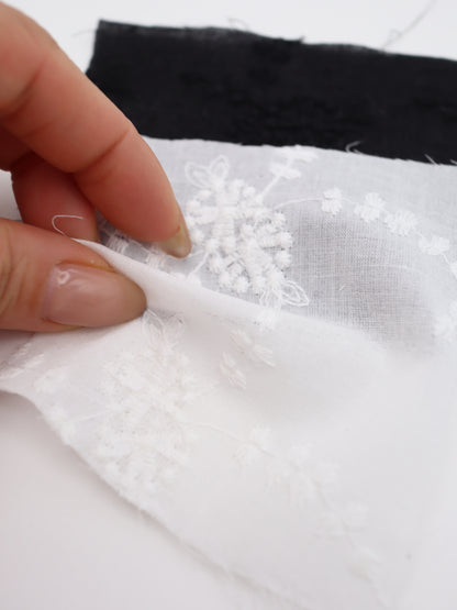 綿100%・草木柄ボタニカル刺繍ローン生地｜【生地幅】約132センチ 【混率】綿100％｜春夏ブラウス・ワンピ・子供服向け