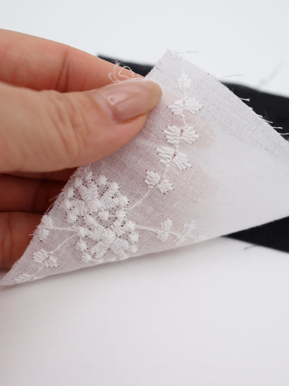 綿100%・草木柄ボタニカル刺繍ローン生地｜【生地幅】約132センチ 【混率】綿100％｜春夏ブラウス・ワンピ・子供服向け