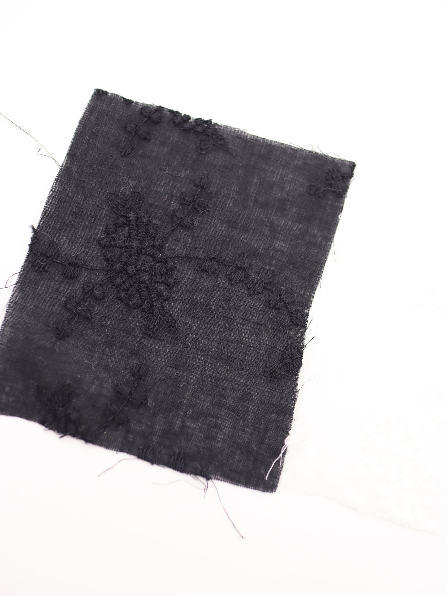 綿100%・草木柄ボタニカル刺繍ローン生地｜【生地幅】約132センチ 【混率】綿100％｜春夏ブラウス・ワンピ・子供服向け