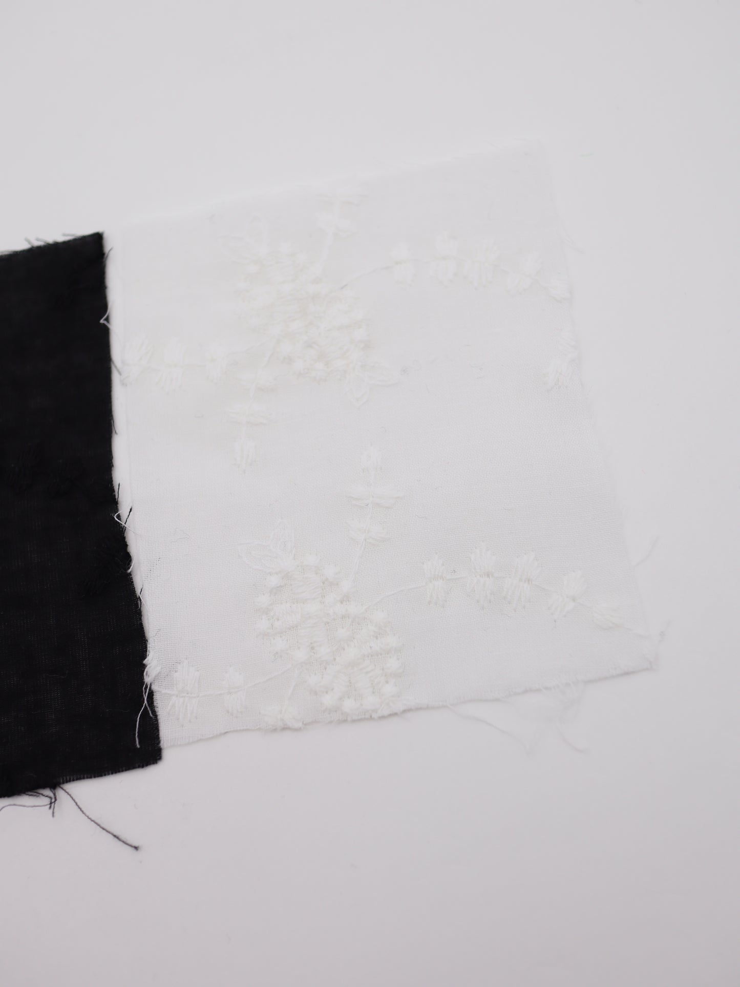 綿100%・草木柄ボタニカル刺繍ローン生地｜【生地幅】約132センチ 【混率】綿100％｜春夏ブラウス・ワンピ・子供服向け