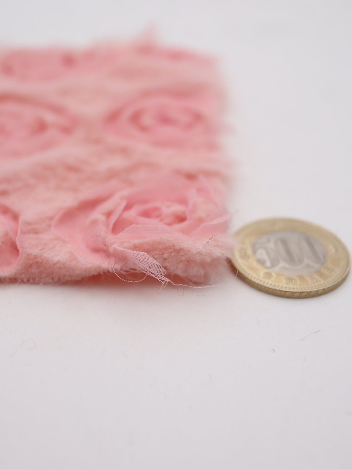 ローズモチーフテープ刺繍ショートファー生地｜【生地幅】約137センチ 【混率】ポリエステル100%｜ドッグウェア・KIDSウエア・部分づかい・冬雑貨向け｜26AW-404