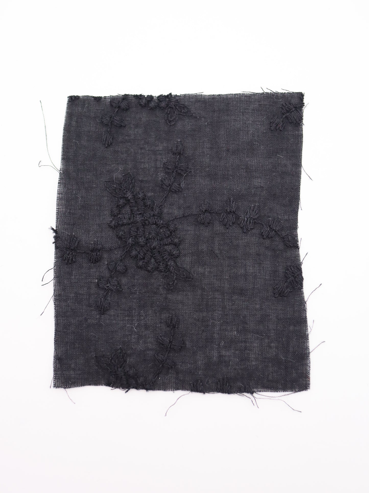 綿100%・草木柄ボタニカル刺繍ローン生地｜【生地幅】約132センチ 【混率】綿100％｜春夏ブラウス・ワンピ・子供服向け