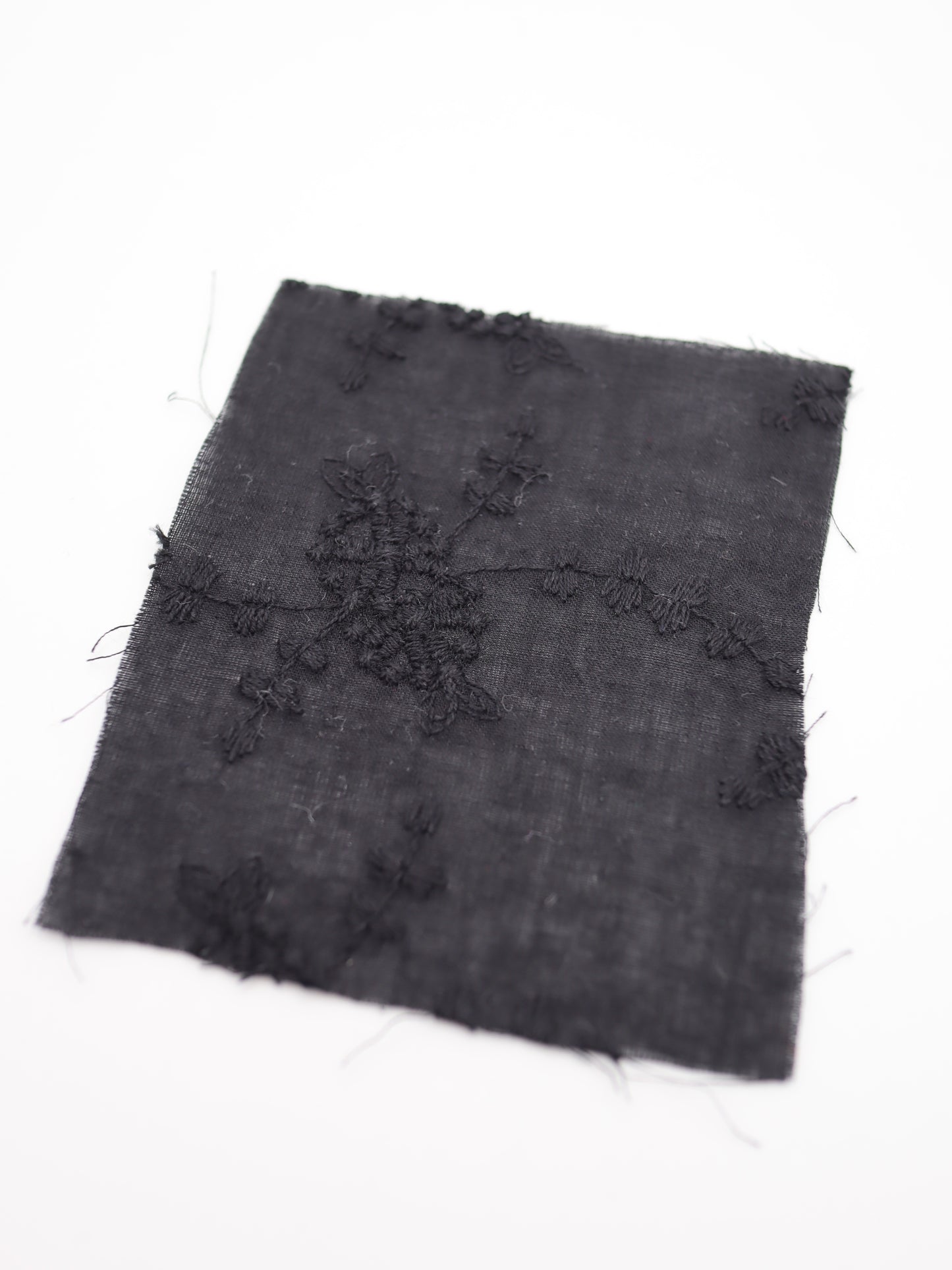 綿100%・草木柄ボタニカル刺繍ローン生地｜【生地幅】約132センチ 【混率】綿100％｜春夏ブラウス・ワンピ・子供服向け