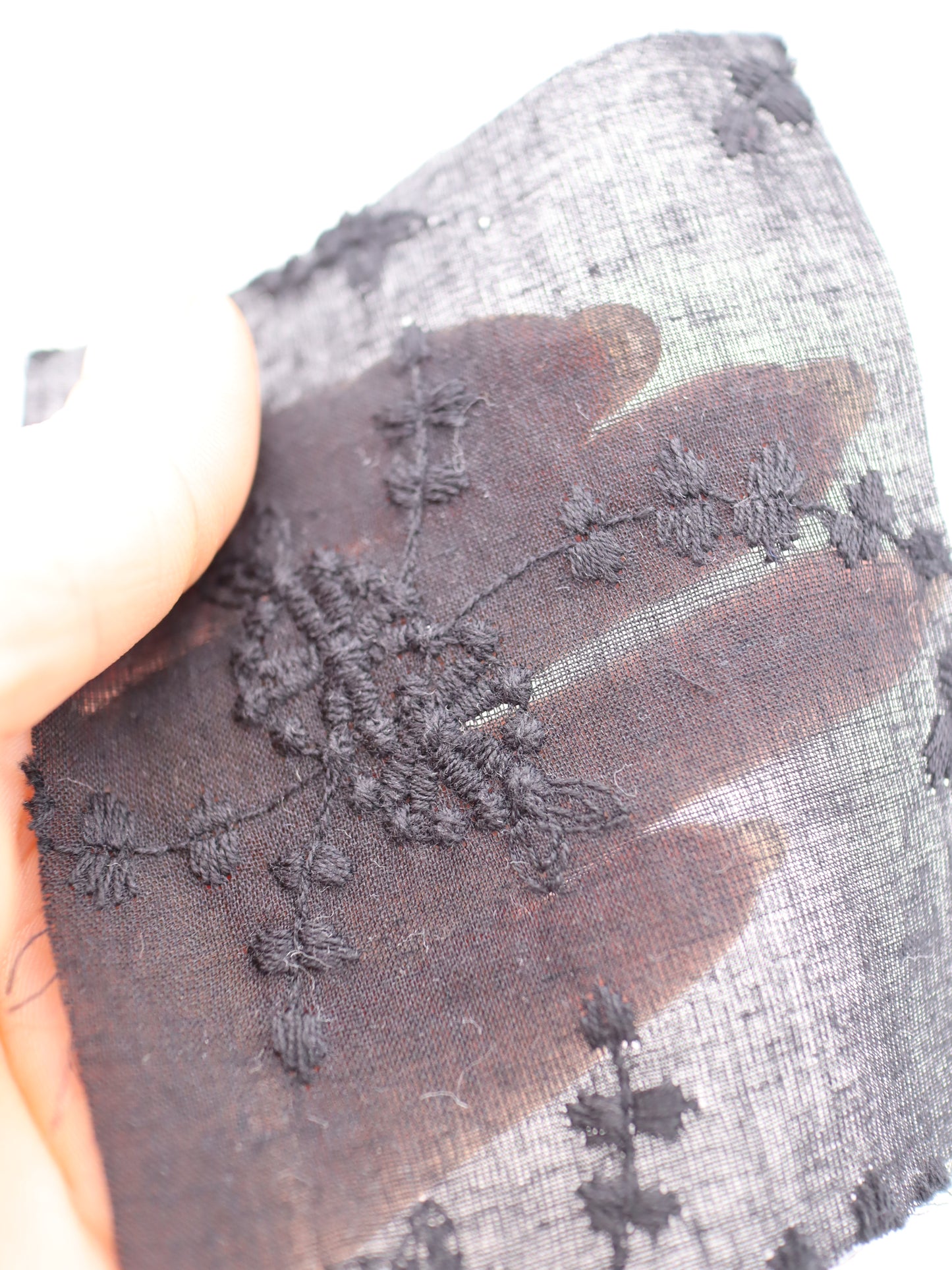 綿100%・草木柄ボタニカル刺繍ローン生地｜【生地幅】約132センチ 【混率】綿100％｜春夏ブラウス・ワンピ・子供服向け
