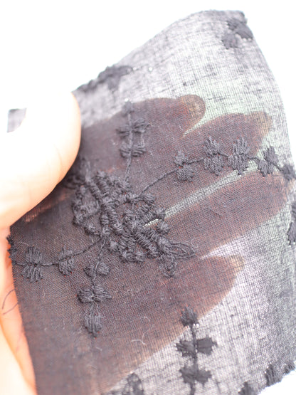 綿100%・草木柄ボタニカル刺繍ローン生地｜【生地幅】約132センチ 【混率】綿100％｜春夏ブラウス・ワンピ・子供服向け