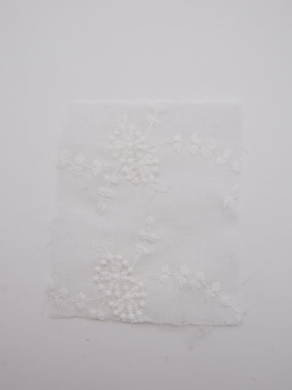 綿100%・草木柄ボタニカル刺繍ローン生地｜【生地幅】約132センチ 【混率】綿100％｜春夏ブラウス・ワンピ・子供服向け