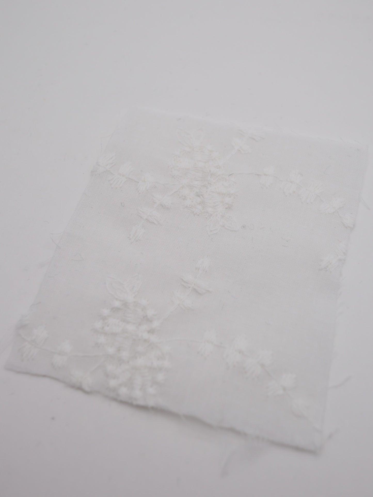 綿100%・草木柄ボタニカル刺繍ローン生地｜【生地幅】約132センチ 【混率】綿100％｜春夏ブラウス・ワンピ・子供服向け