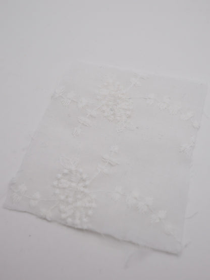 綿100%・草木柄ボタニカル刺繍ローン生地｜【生地幅】約132センチ 【混率】綿100％｜春夏ブラウス・ワンピ・子供服向け