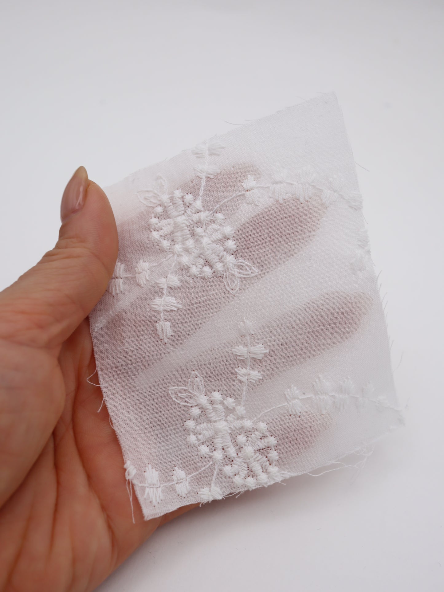 綿100%・草木柄ボタニカル刺繍ローン生地｜【生地幅】約132センチ 【混率】綿100％｜春夏ブラウス・ワンピ・子供服向け