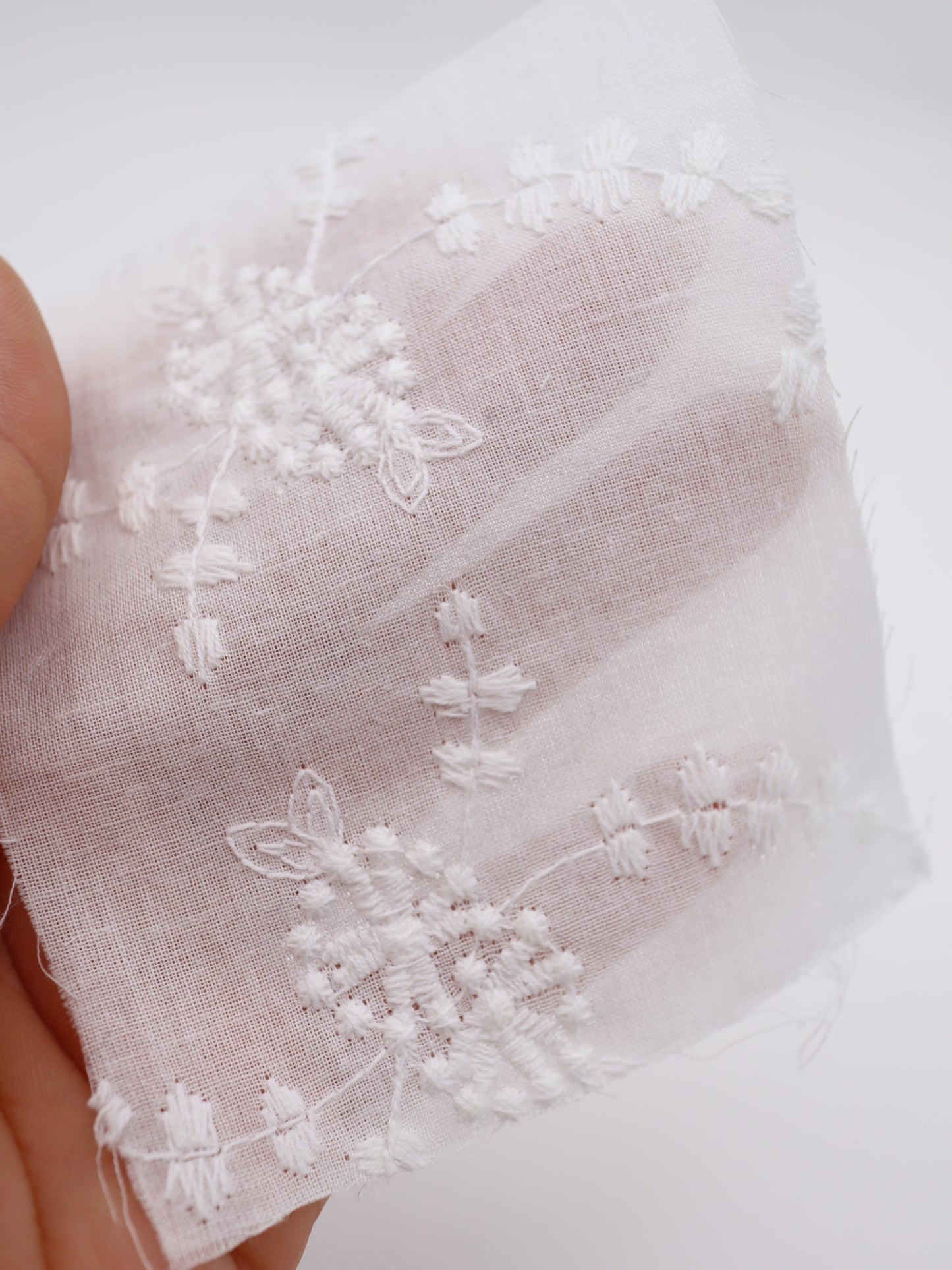 綿100%・草木柄ボタニカル刺繍ローン生地｜【生地幅】約132センチ 【混率】綿100％｜春夏ブラウス・ワンピ・子供服向け