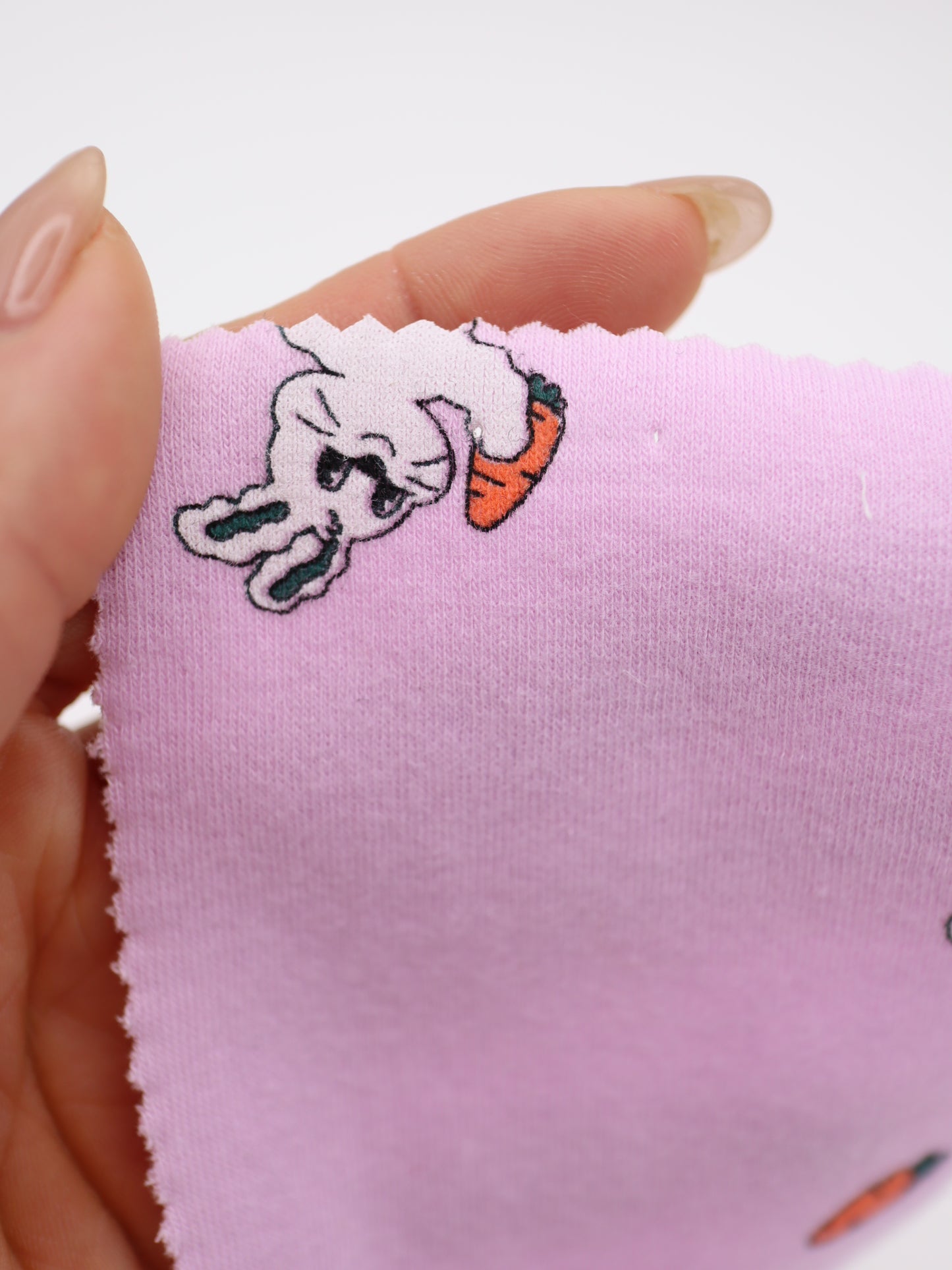 ニンジン持ち逃げウサちゃんプリント・綿ベア天竺｜152cm超広幅・PU5%混・超高弾性ストレッチ・中薄手・低刺激｜ドッグウェア・子供服・ロンパース向き｜26SS-083【生地仕入れ代行卸】