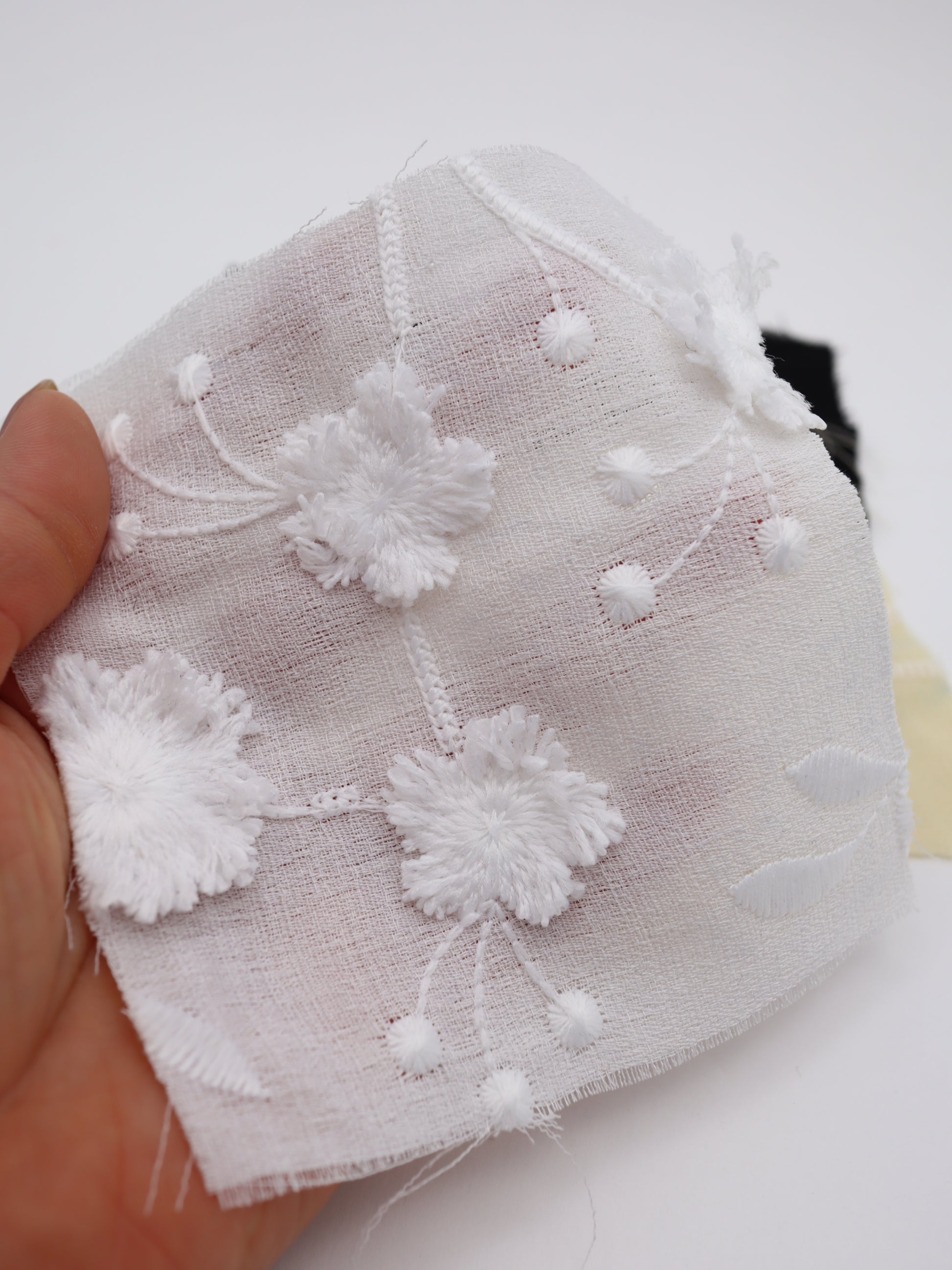 韓国生地　刺繍レース生地　フラワーレース