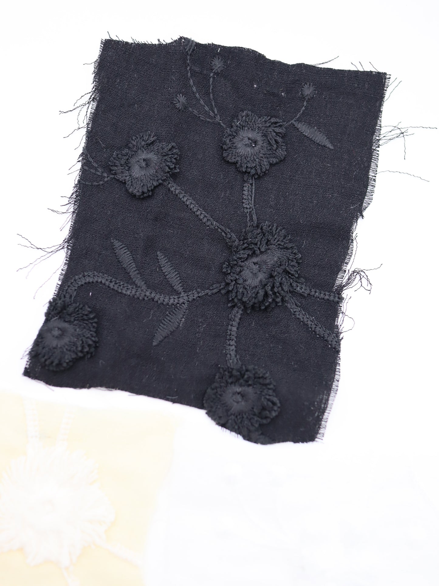 立体フリンジフラワー刺繍・ポリエステルボイル生地｜【生地幅】約127センチ 【混率】ポリエステル100％｜ドッグウェア・セレモニードレス・スカート向け