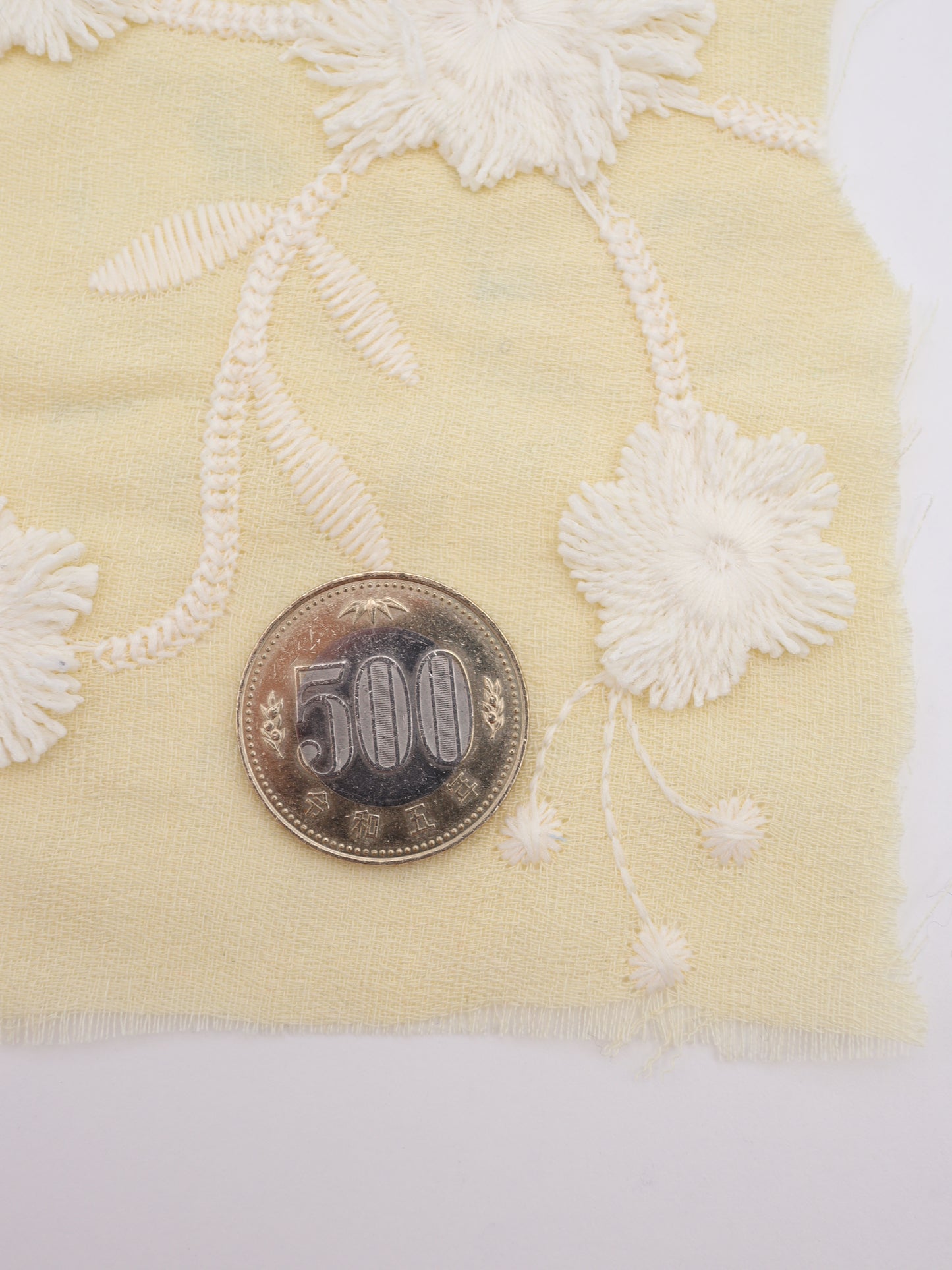 立体フリンジフラワー刺繍・ポリエステルボイル生地｜【生地幅】約127センチ 【混率】ポリエステル100％｜ドッグウェア・セレモニードレス・スカート向け