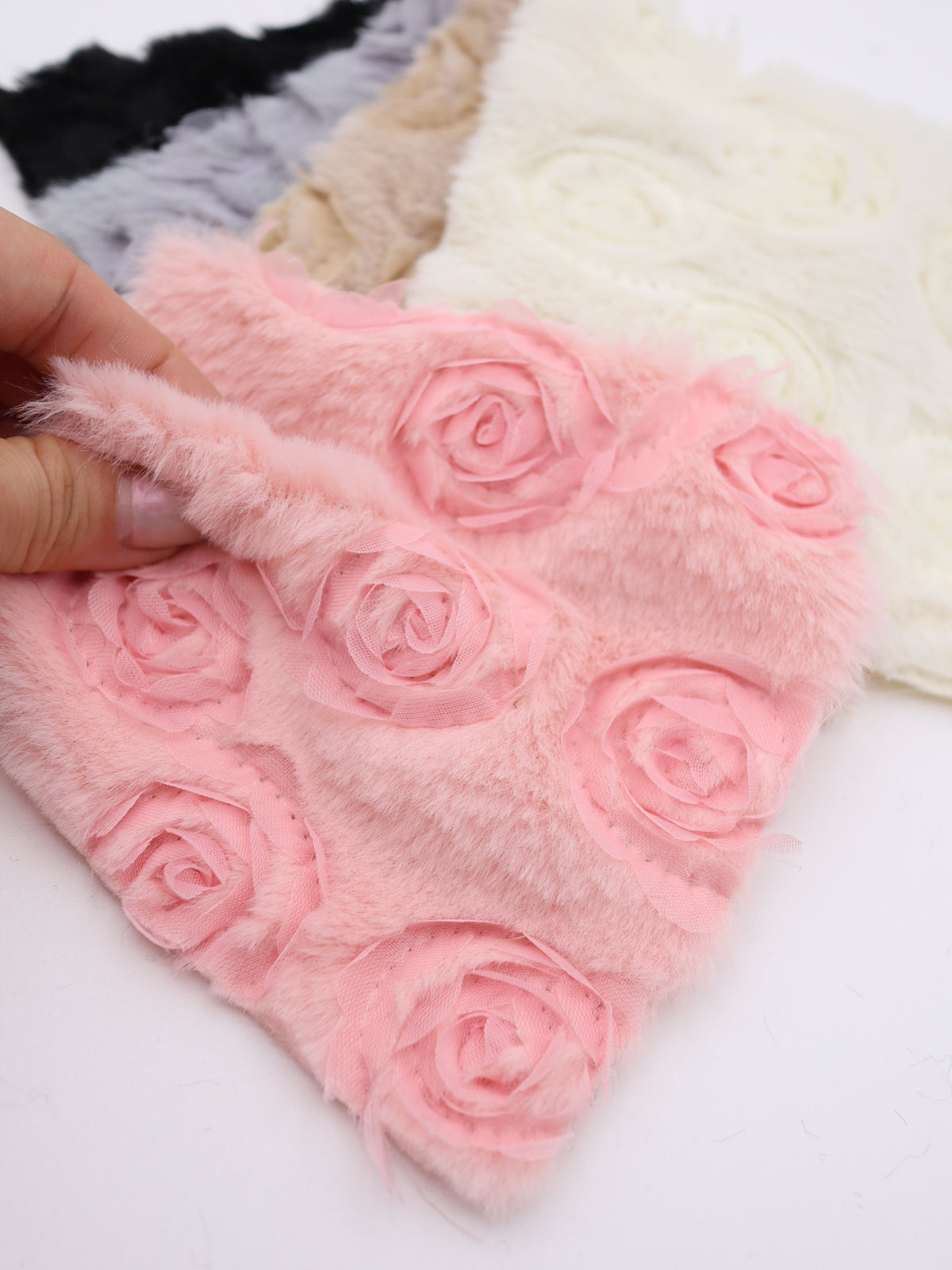 ローズモチーフテープ刺繍ショートファー生地｜【生地幅】約137センチ 【混率】ポリエステル100%｜ドッグウェア・KIDSウエア・部分づかい・冬雑貨向け｜26AW-404