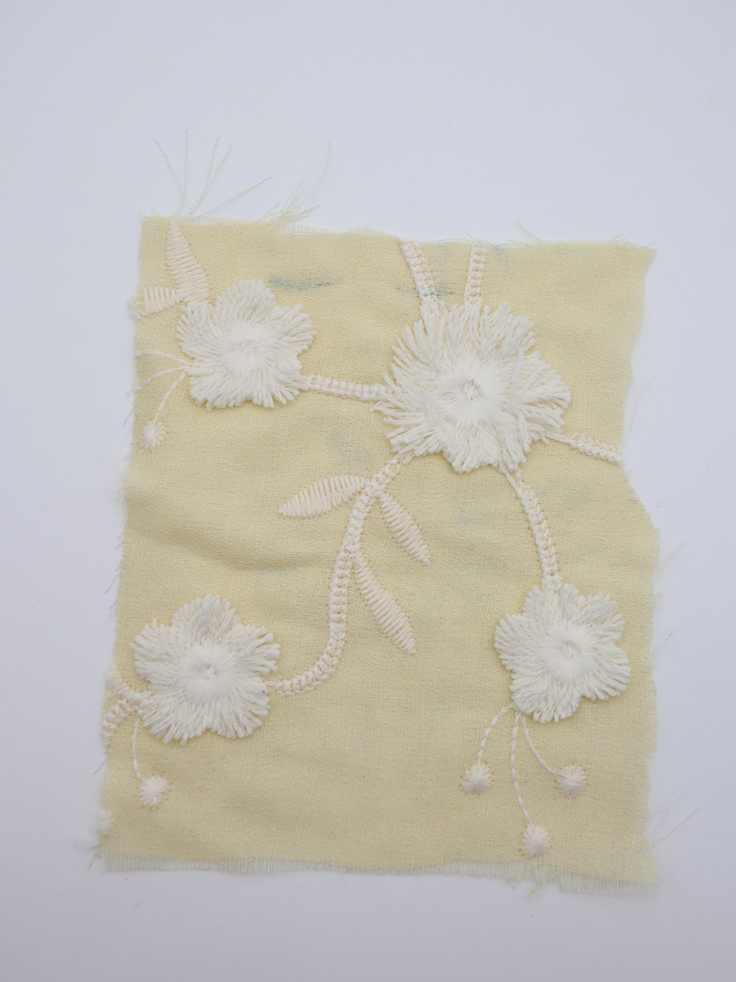 立体フリンジフラワー刺繍・ポリエステルボイル生地｜【生地幅】約127センチ 【混率】ポリエステル100％｜ドッグウェア・セレモニードレス・スカート向け