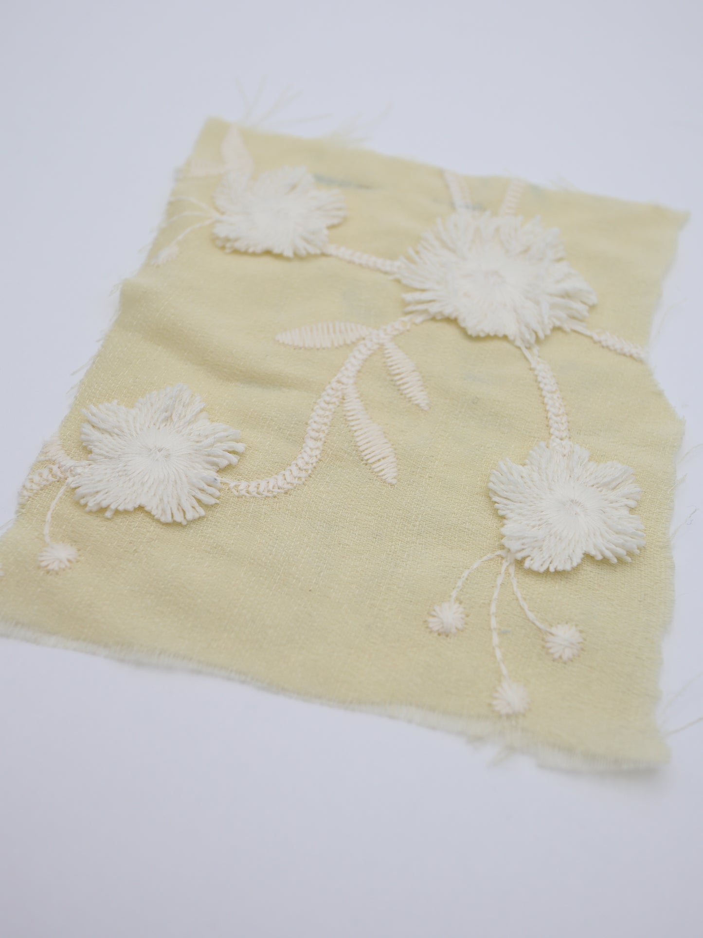 立体フリンジフラワー刺繍・ポリエステルボイル生地｜【生地幅】約127センチ 【混率】ポリエステル100％｜ドッグウェア・セレモニードレス・スカート向け