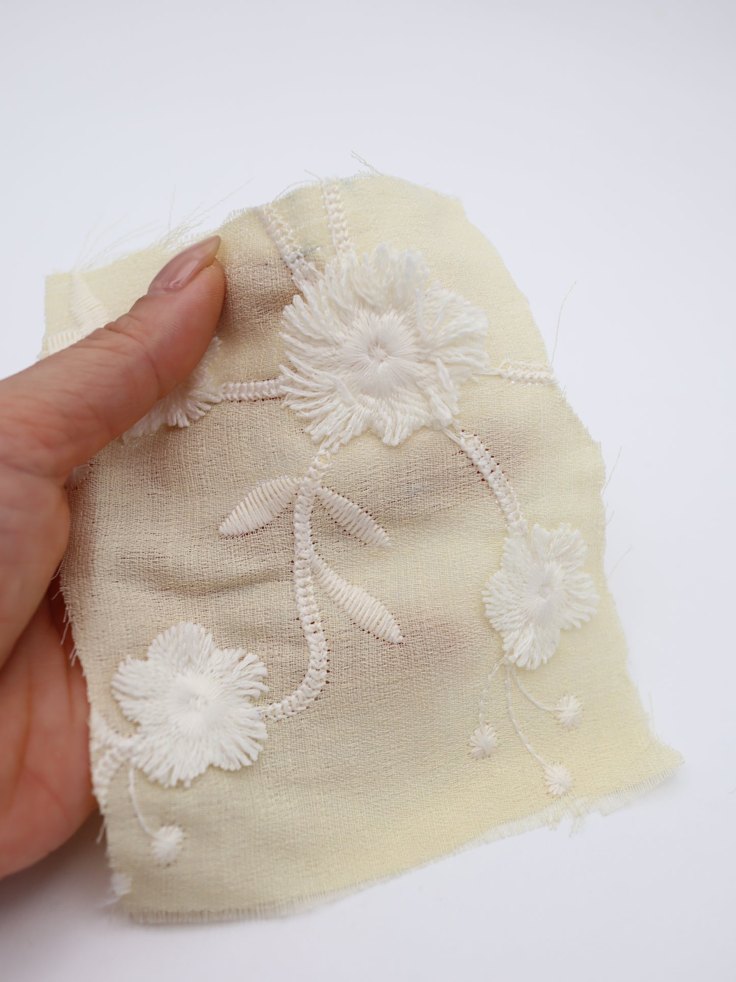 立体フリンジフラワー刺繍・ポリエステルボイル生地｜【生地幅】約127センチ 【混率】ポリエステル100％｜ドッグウェア・セレモニードレス・スカート向け
