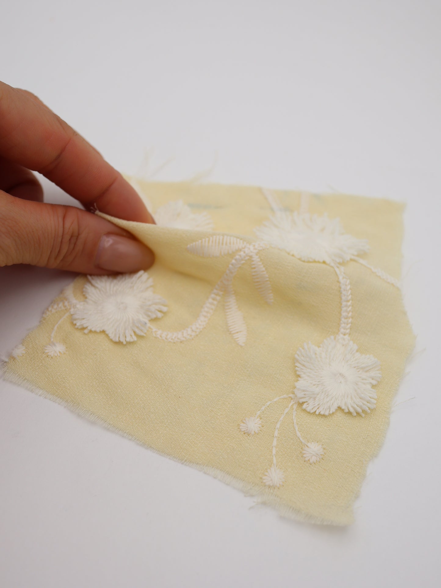 立体フリンジフラワー刺繍・ポリエステルボイル生地｜【生地幅】約127センチ 【混率】ポリエステル100％｜ドッグウェア・セレモニードレス・スカート向け