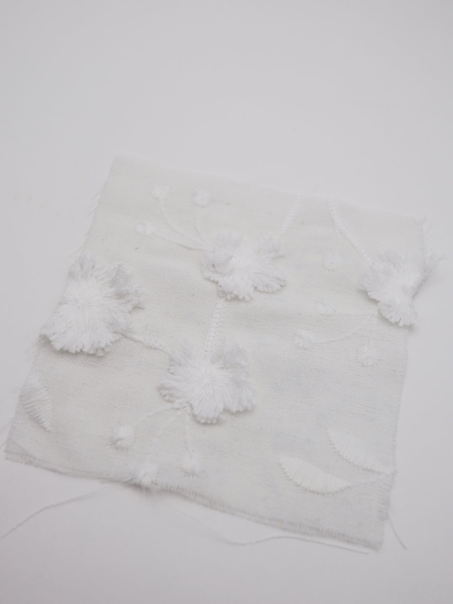 立体フリンジフラワー刺繍・ポリエステルボイル生地｜【生地幅】約127センチ 【混率】ポリエステル100％｜ドッグウェア・セレモニードレス・スカート向け